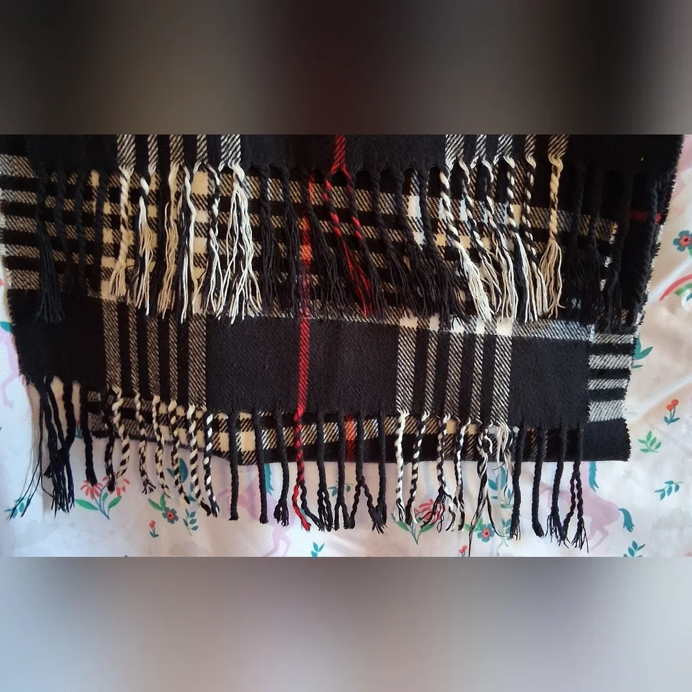EUC Burberry Scottish Cashmere Black & White Nova Plaid Causal Unisex Scarf Wrap